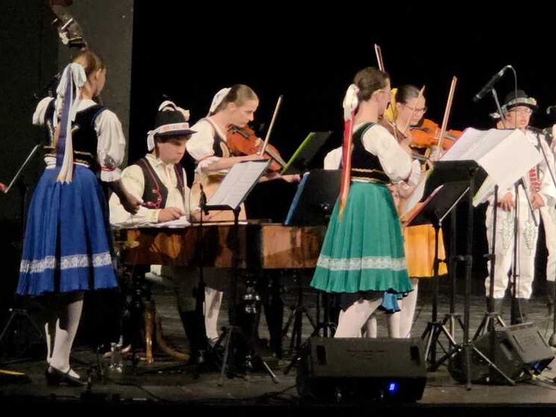 Ľudová hudba DFS Prvosienka s husľami a cimbalom na pódiu