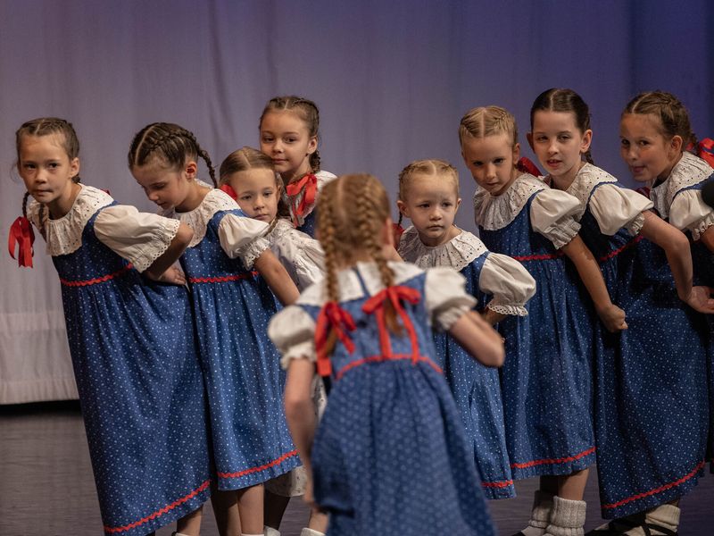 Najmenšie tanečníčky DFS Prvosienka v modrých krojoch na javisku